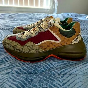 Only worn once, no scuffs, scratches, excellent condition, comes with dust bag